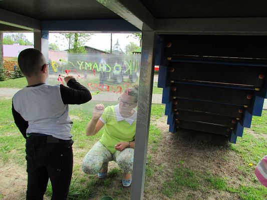 Grafika #10: 17.05.2017 Majowa łąka - malowanie na folii