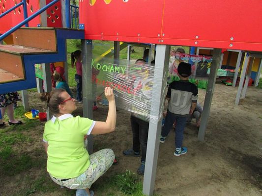 Grafika #11: 17.05.2017 Majowa łąka - malowanie na folii