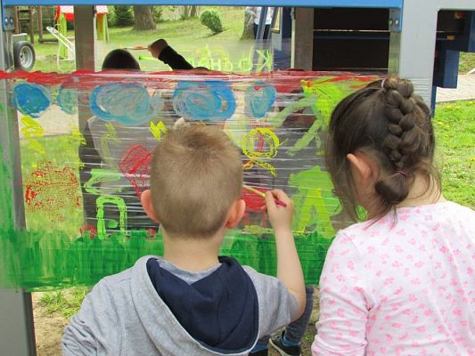 Grafika #17: 17.05.2017 Majowa łąka - malowanie na folii