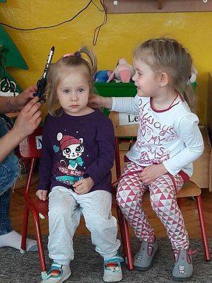 Grafika #7: 20.04.2017 Gr.I - Poznajemy zawody naszych rodziców - "Zawód fryzjerka"