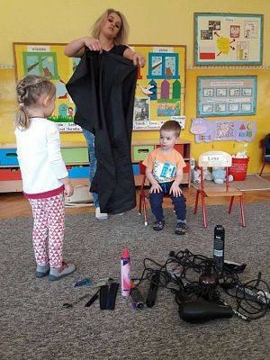 Grafika #9: 20.04.2017 Gr.I - Poznajemy zawody naszych rodziców - "Zawód fryzjerka"