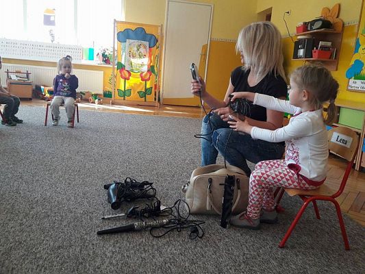 Grafika #10: 20.04.2017 Gr.I - Poznajemy zawody naszych rodziców - "Zawód fryzjerka"