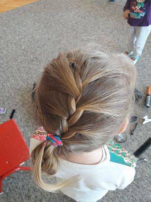 Grafika #11: 20.04.2017 Gr.I - Poznajemy zawody naszych rodziców - "Zawód fryzjerka"