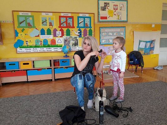 Grafika #12: 20.04.2017 Gr.I - Poznajemy zawody naszych rodziców - "Zawód fryzjerka"