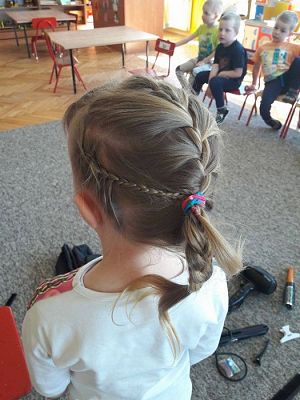 Grafika #13: 20.04.2017 Gr.I - Poznajemy zawody naszych rodziców - "Zawód fryzjerka"