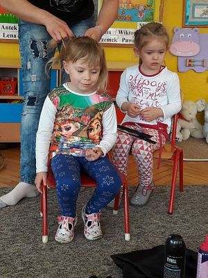 Grafika #14: 20.04.2017 Gr.I - Poznajemy zawody naszych rodziców - "Zawód fryzjerka"