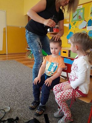 Grafika #18: 20.04.2017 Gr.I - Poznajemy zawody naszych rodziców - "Zawód fryzjerka"