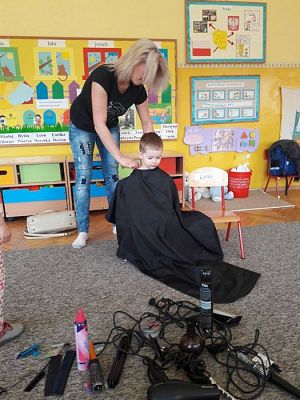 Grafika #24: 20.04.2017 Gr.I - Poznajemy zawody naszych rodziców - "Zawód fryzjerka"