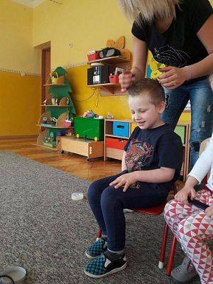 Grafika #25: 20.04.2017 Gr.I - Poznajemy zawody naszych rodziców - "Zawód fryzjerka"