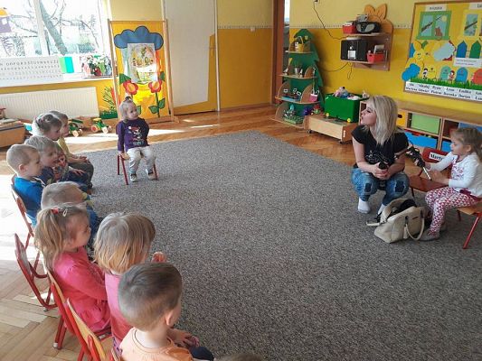 Grafika #26: 20.04.2017 Gr.I - Poznajemy zawody naszych rodziców - "Zawód fryzjerka"