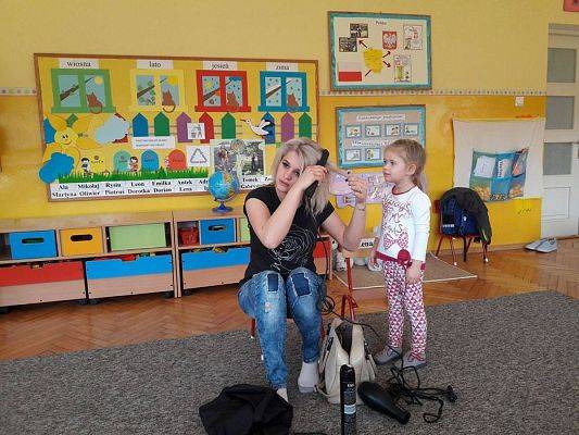 Grafika #30: 20.04.2017 Gr.I - Poznajemy zawody naszych rodziców - "Zawód fryzjerka"