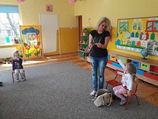 Grafika #32: 20.04.2017 Gr.I - Poznajemy zawody naszych rodziców - "Zawód fryzjerka"