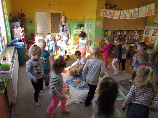 Grafika #4: 16.03.2017 Zabawy i gry rozwijające integrację sensoryczną - gr II