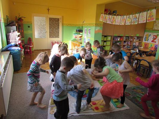 Grafika #5: 16.03.2017 Zabawy i gry rozwijające integrację sensoryczną - gr II