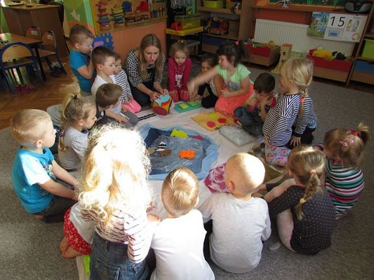 Grafika #12: 16.03.2017 Zabawy i gry rozwijające integrację sensoryczną - gr II