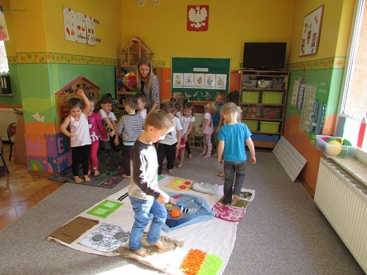 Grafika #24: 16.03.2017 Zabawy i gry rozwijające integrację sensoryczną - gr II