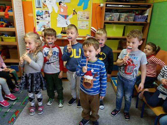 Grafika #5: 24.11.2016 "Dzieciństwo bez próchnicy- jak dbać o ząbki" - zajęcia edukacyjne w grupie II