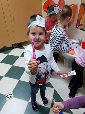 Grafika #14: 24.11.2016 "Dzieciństwo bez próchnicy- jak dbać o ząbki" - zajęcia edukacyjne w grupie II