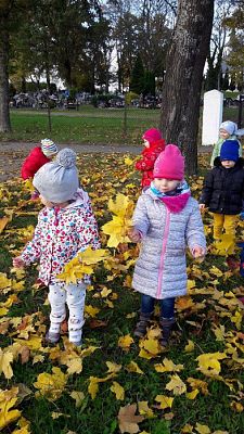 Grafika #2: Jesienny spacer "Maluchów"