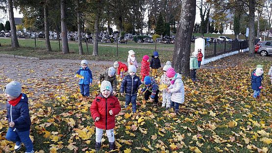 Grafika #3: Jesienny spacer "Maluchów"