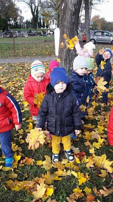 Grafika #11: Jesienny spacer "Maluchów"