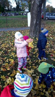 Grafika #13: Jesienny spacer "Maluchów"