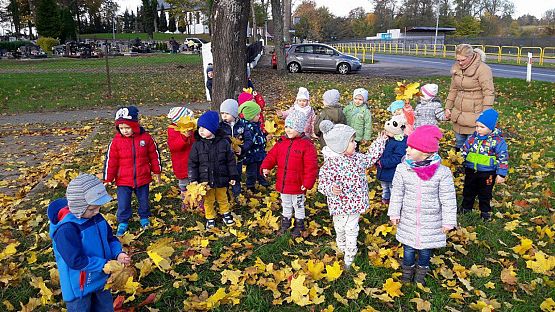 Grafika #16: Jesienny spacer "Maluchów"