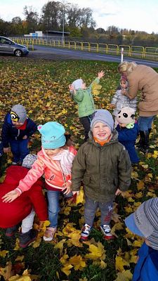 Grafika #26: Jesienny spacer "Maluchów"