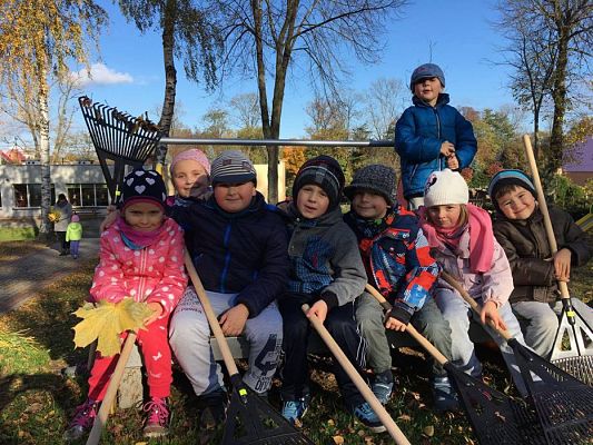 Grafika #2: Jesienne porządki na podwórku przedszkolnym