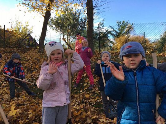 Grafika #3: Jesienne porządki na podwórku przedszkolnym