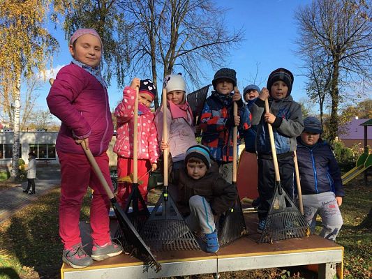 Grafika #4: Jesienne porządki na podwórku przedszkolnym