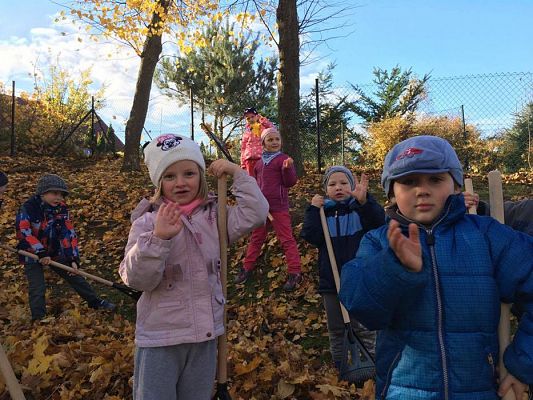 Grafika #5: Jesienne porządki na podwórku przedszkolnym