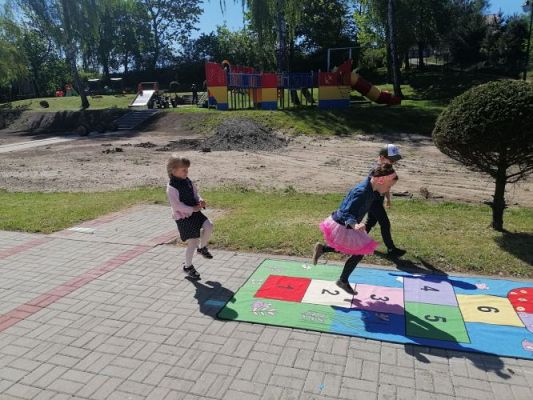 Grafika #5: 29.05.2020 Zabawy w ogrodzie przedszkolnym