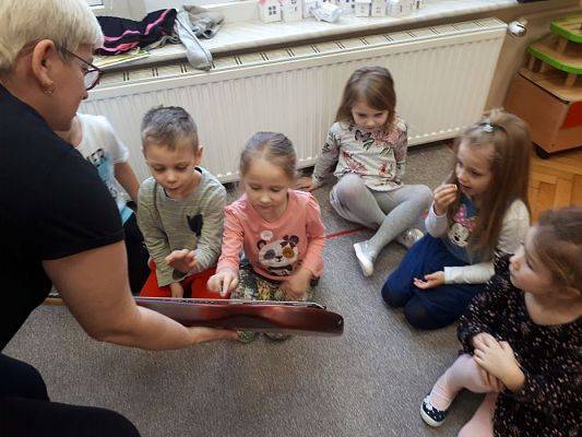 Grafika #22: 13.02.2020 Zajęcia w gr II Poznajemy instrumenty. Muzyka wokół nas!