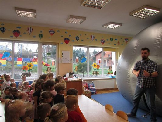 Grafika #1: 20.11.2019 Mobilne Planetarium