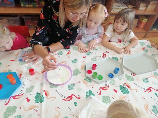 Grafika #1: Listopadowe eksperymentowanie w grupie Maluchów