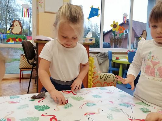 Grafika #2: Listopadowe eksperymentowanie w grupie Maluchów