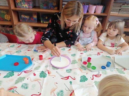 Grafika #10: Listopadowe eksperymentowanie w grupie Maluchów