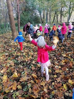 Grafika #4: Spacer do parku - zabawy z liśćmi i zbieranie kasztanów