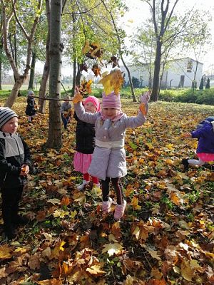 Grafika #11: Spacer do parku - zabawy z liśćmi i zbieranie kasztanów