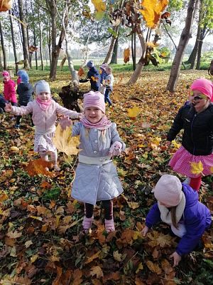 Grafika #19: Spacer do parku - zabawy z liśćmi i zbieranie kasztanów