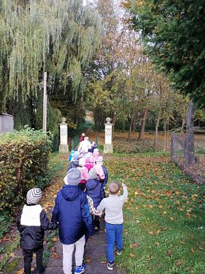 Grafika #21: Spacer do parku - zabawy z liśćmi i zbieranie kasztanów