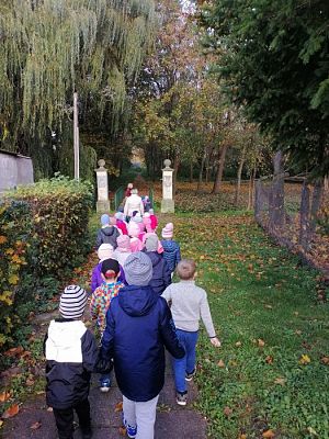 Grafika #25: Spacer do parku - zabawy z liśćmi i zbieranie kasztanów