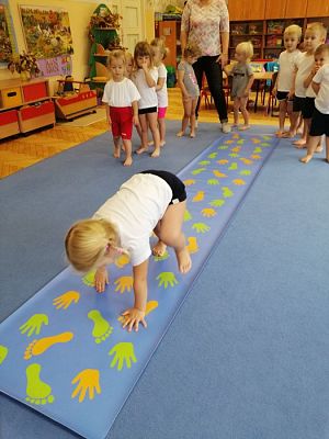 Grafika #7: Ćwiczenia gimnastyczne w gr I z wykorzystaniem zabaw sensorycznych i dźwiękonaśladowczych