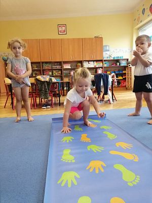 Grafika #10: Ćwiczenia gimnastyczne w gr I z wykorzystaniem zabaw sensorycznych i dźwiękonaśladowczych
