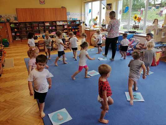 Grafika #13: Ćwiczenia gimnastyczne w gr I z wykorzystaniem zabaw sensorycznych i dźwiękonaśladowczych