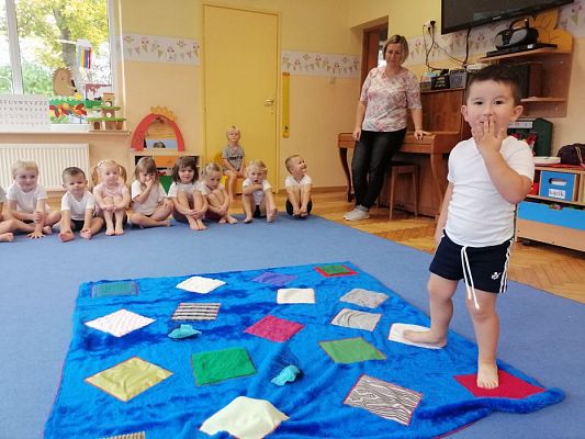 Grafika #14: Ćwiczenia gimnastyczne w gr I z wykorzystaniem zabaw sensorycznych i dźwiękonaśladowczych