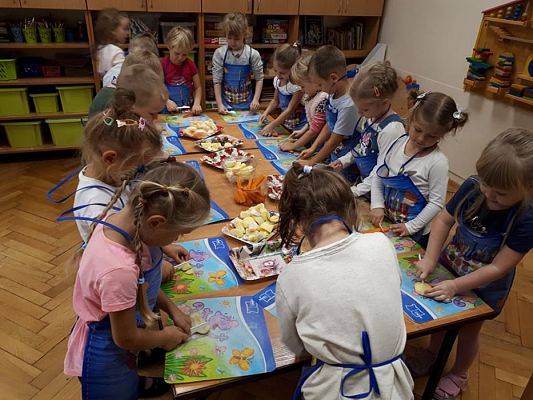 Grafika #24: 04.10.2019 Jesienne smaki-jesienne zapasy . Gr. II z wizytą w spiżarni.