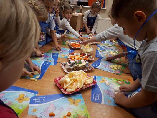 Grafika #34: 04.10.2019 Jesienne smaki-jesienne zapasy . Gr. II z wizytą w spiżarni.