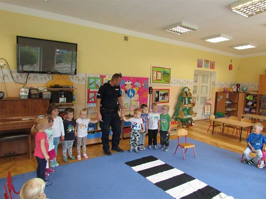 Grafika #6: 10.09.2019 Spotkanie z policjantem nt.&quot;Bezpieczna droga do przedszkola&quot;